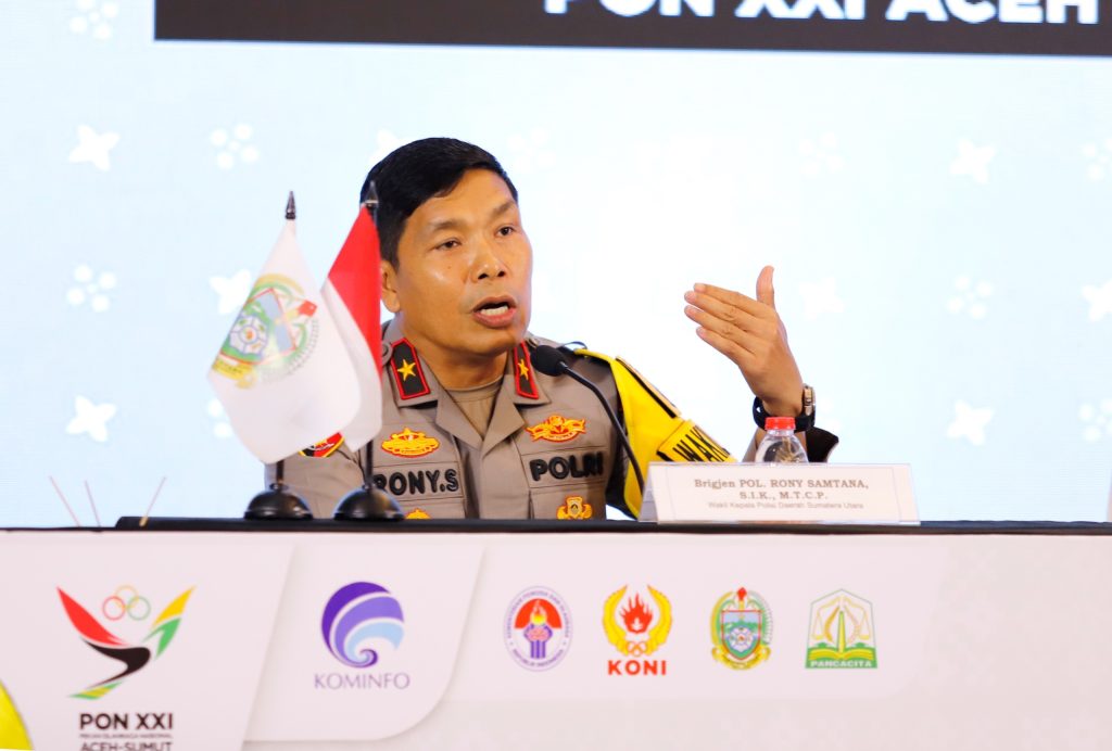 POLRI dan TNI Ajak Penonton Upacara Penutupan PON Tertib dan Teratur